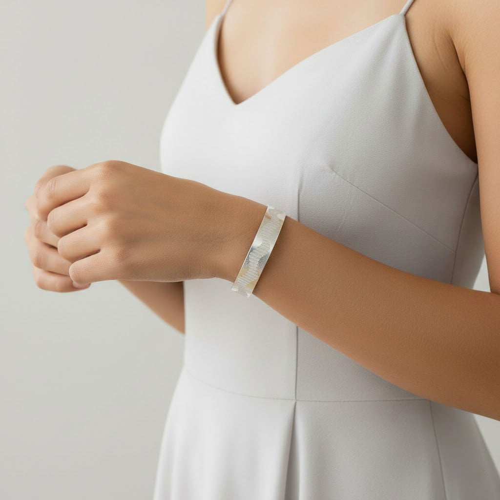 Pulsera en plata de ley grabada, joya actual y moderna que pertenece a la colección de Algo de Olga.