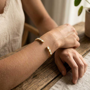 Modelo luciendo la Pulsera Ariadna Nácar de acero con baño de oro y nácar natural. Joyería artesanal española Algo de Olga.