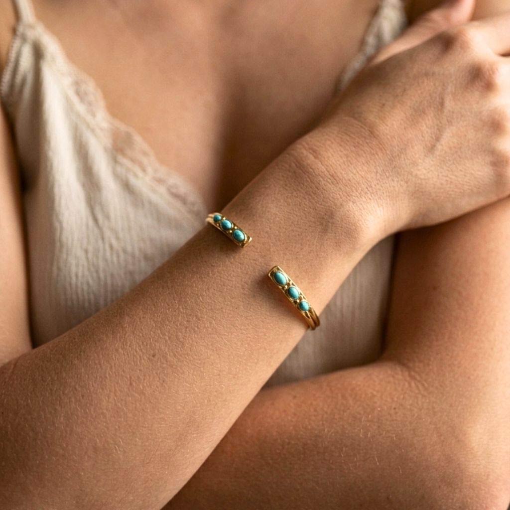 Modelo luciendo la Pulsera Ariadna Turquesa de acero con baño de oro y turquesas naturales. Joyería artesanal española Algo de Olga.