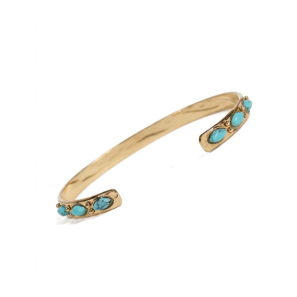Pulsera Ariadna Turquesa de acero con baño de oro, brazalete abierto con turquesas naturales, sobre fondo blanco. Joyería artesanal española Algo de Olga.
