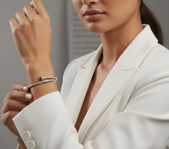 Pulsera de plata con brillantitos rígida puesta en una modelo.