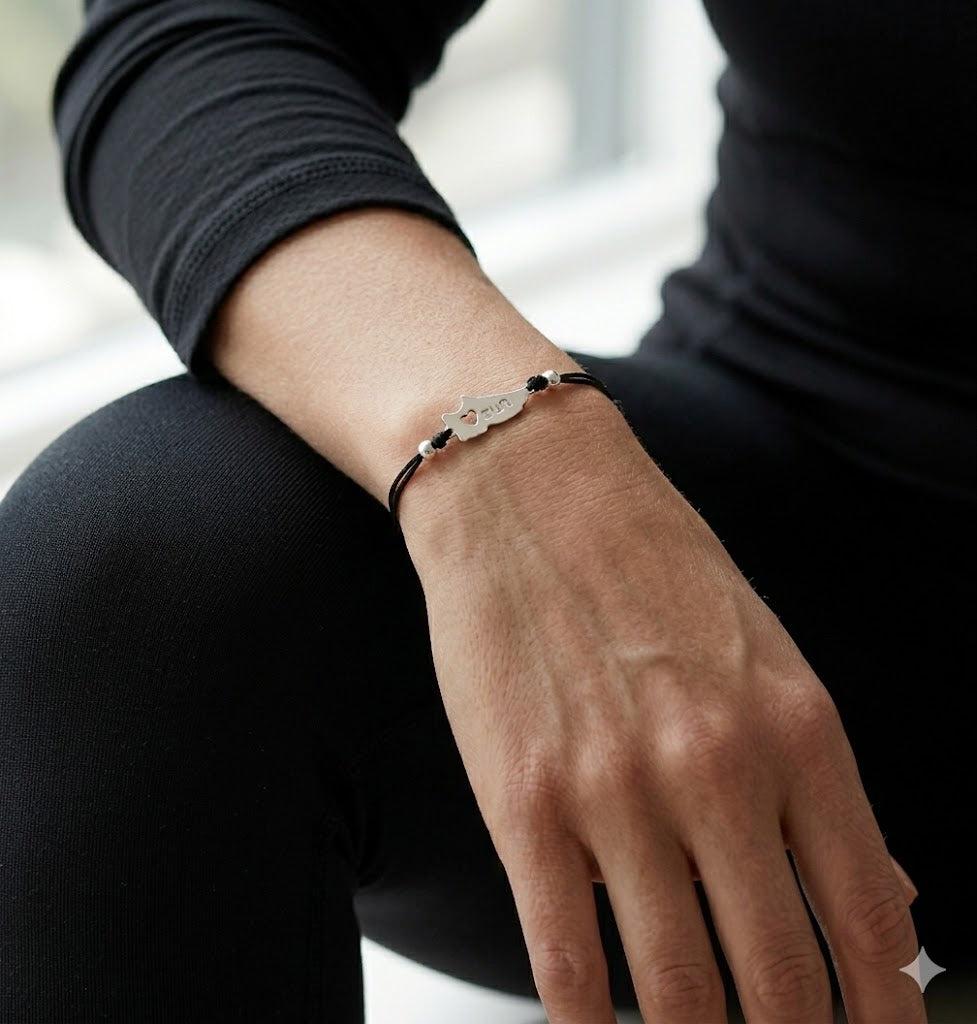 Mujer con pulsera runner de plata y macramé negro con ropa deportiva — regalo para runner mujer, pulsera running hecha a mano España