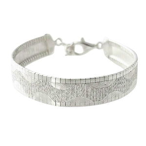 Pulsera semirrígida en plata de ley con diseño actual y moderno ideal para llevar a diario o a una ocasión 