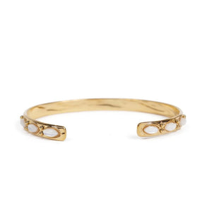Pulsera Ariadna Nácar de acero con baño de oro, brazalete abierto con nácar natural, sobre fondo blanco. Joyería artesanal española Algo de Olga.