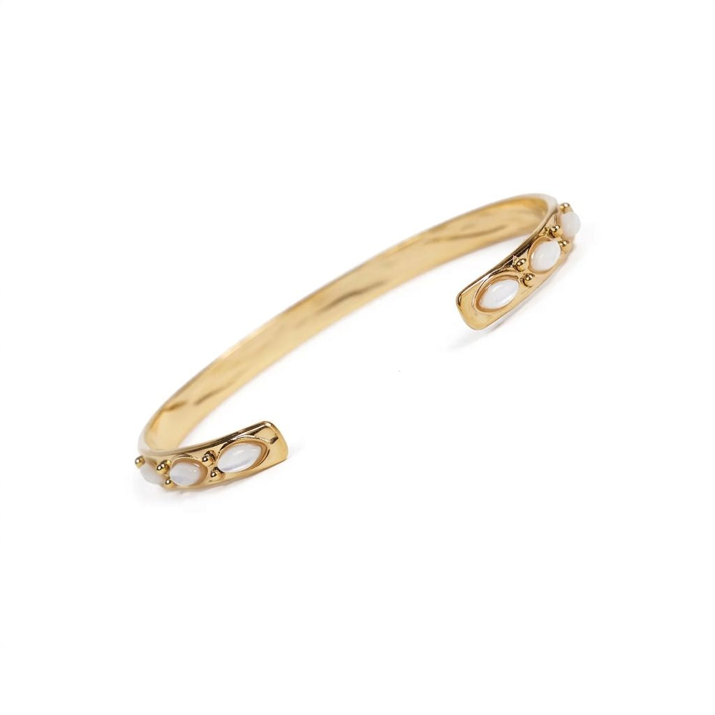 Pulsera Ariadna Nácar de acero con baño de oro, brazalete abierto con nácar natural, sobre fondo blanco. Joyería artesanal española Algo de Olga.