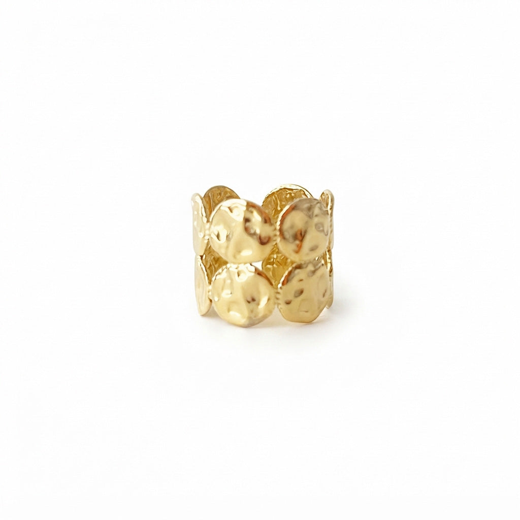 Anillo Elena de acero dorado abierto con acabado martillado y dos bandas de pequeños círculos