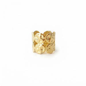 Anillo Elena de acero dorado abierto con acabado martillado y dos bandas de pequeños círculos