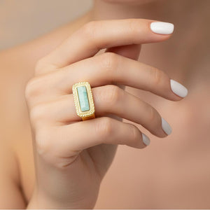 Mano con anillo Paloma de acero dorado y amazonita verde agua