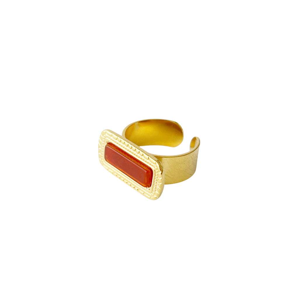 Anillo abierto de acero bañado en oro con piedra de cornalina rectangular