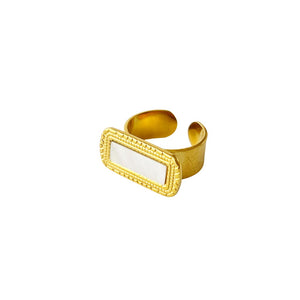 Anillo abierto de acero bañado en oro con piedra de nácar rectangular
