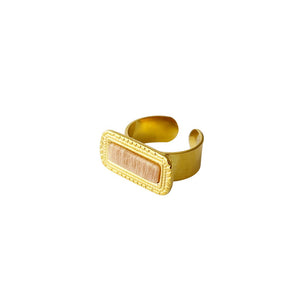Anillo abierto de acero bañado en oro con piedra del sol rectangular