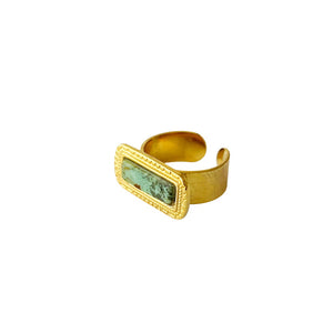 Anillo abierto de acero cepillado dorado con piedra de turquesa rectangular