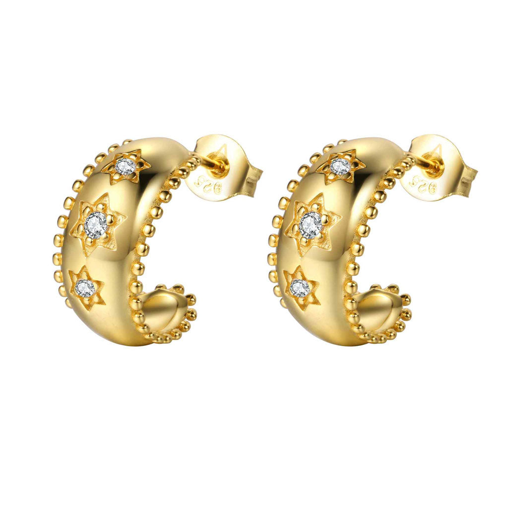 Pendientes semi aro Nieves de plata de ley dorada con estrellas en relieve y circonitas blancas.