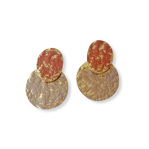 Pendientes Luna Terracota con Taupe de acero dorado, óvalo terracota y disco taupe martillados con dorado, sobre fondo blanco