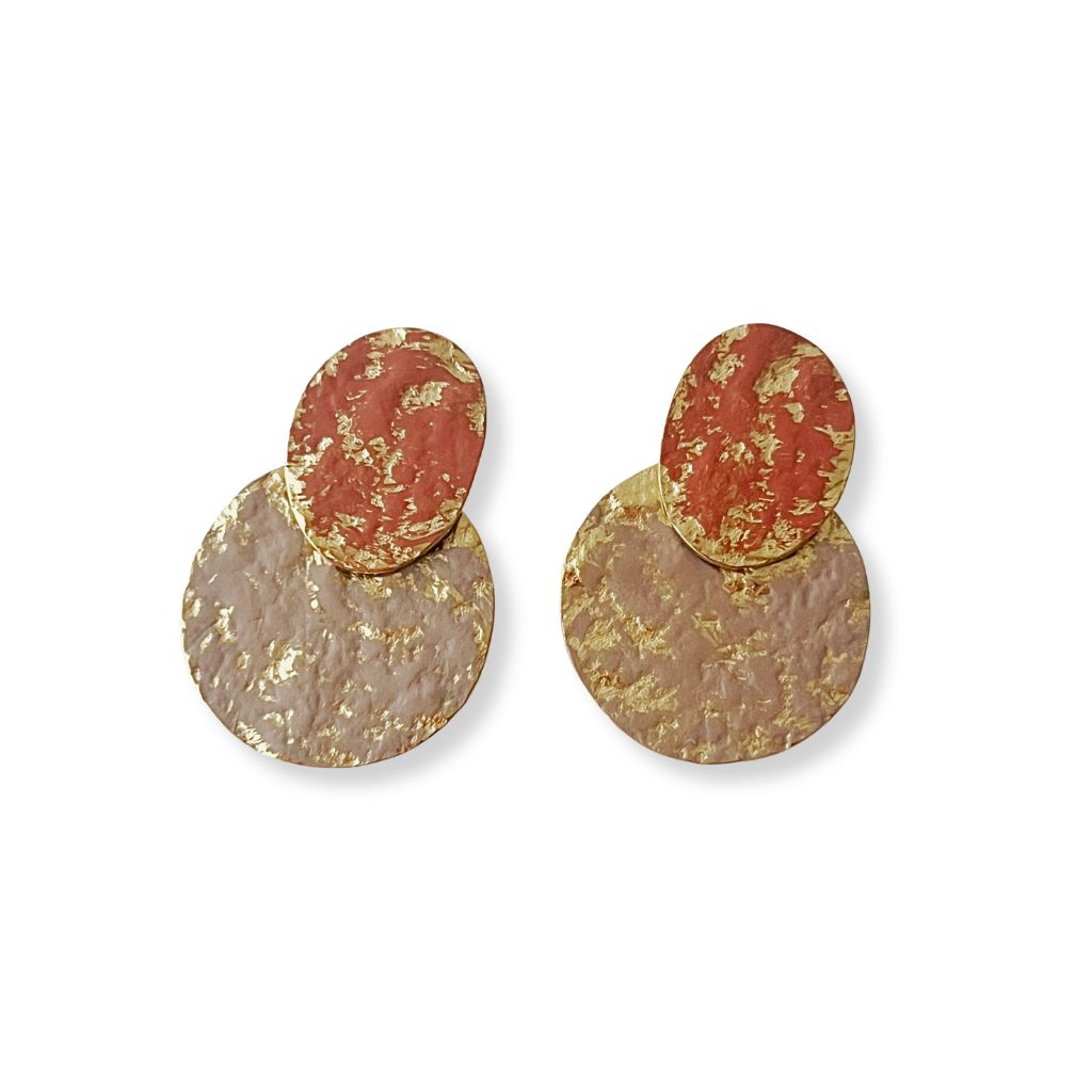 Pendientes Luna Terracota con Taupe de acero dorado, óvalo terracota y disco taupe martillados con dorado, sobre fondo blanco