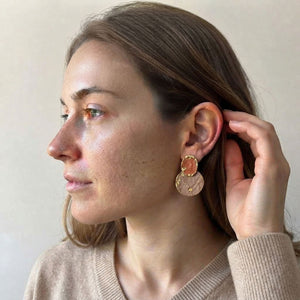 Pendientes Luna Terracota con Taupe de acero dorado, óvalo terracota y disco taupe martillados con dorado, en una modelo