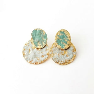 Pendientes Luna Verde con óvalo y disco martillados en dorado con esmalte verde agua, sobre fondo blanco
