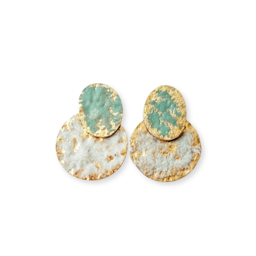 Pendientes Luna Verde con óvalo y disco martillados en dorado con esmalte verde agua, sobre fondo blanco