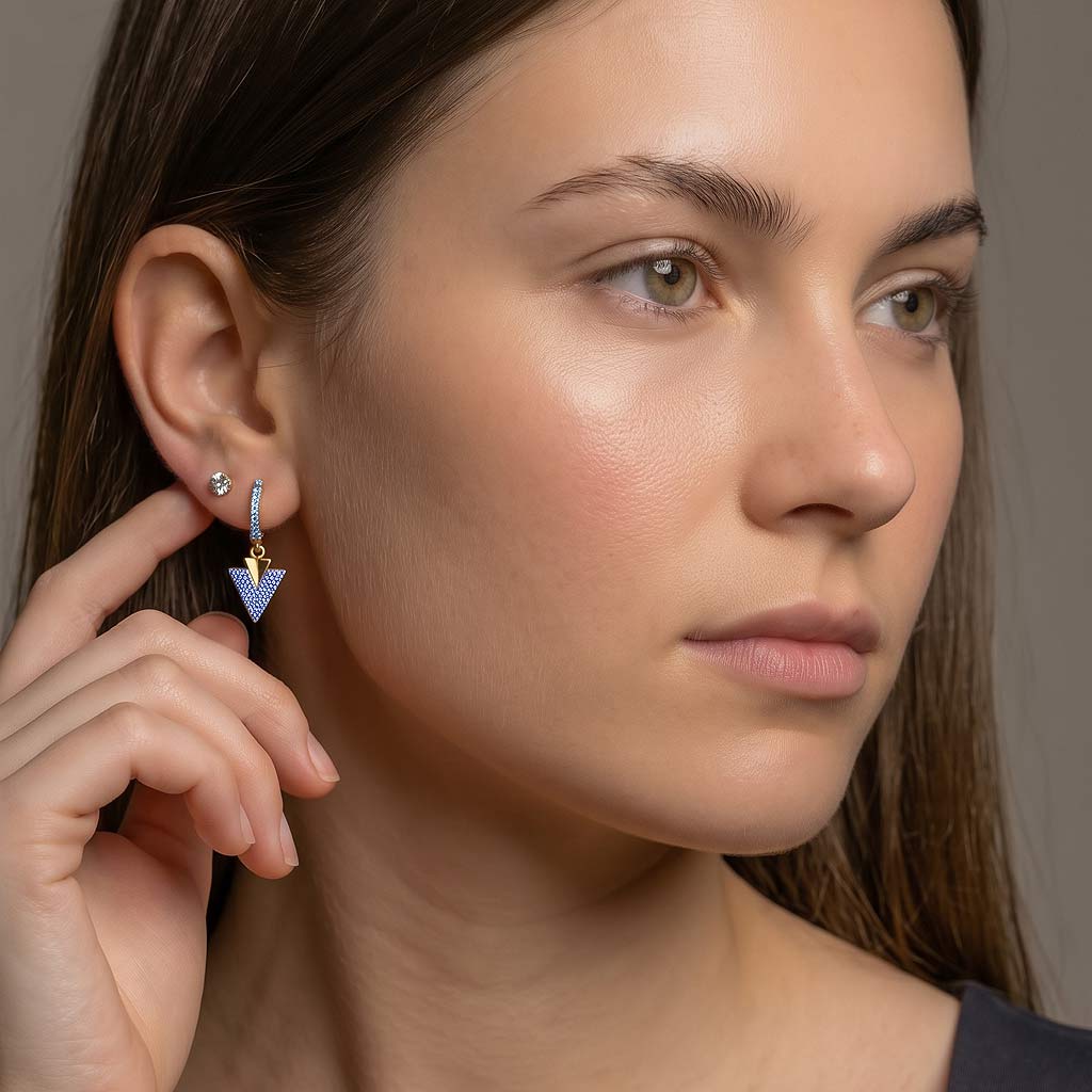 Modelo con pendiente Melania triángulo circonitas azules combinado con stud, doble perforación