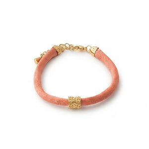 Pulsera de seda color terracota claro con tubo grabado de acero dorado con alargador