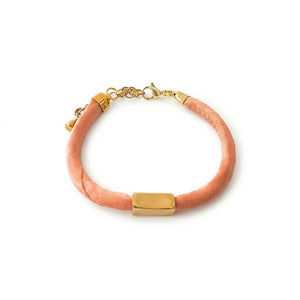 Pulsera de seda color coral con tubo desigual de acero dorado y alargador