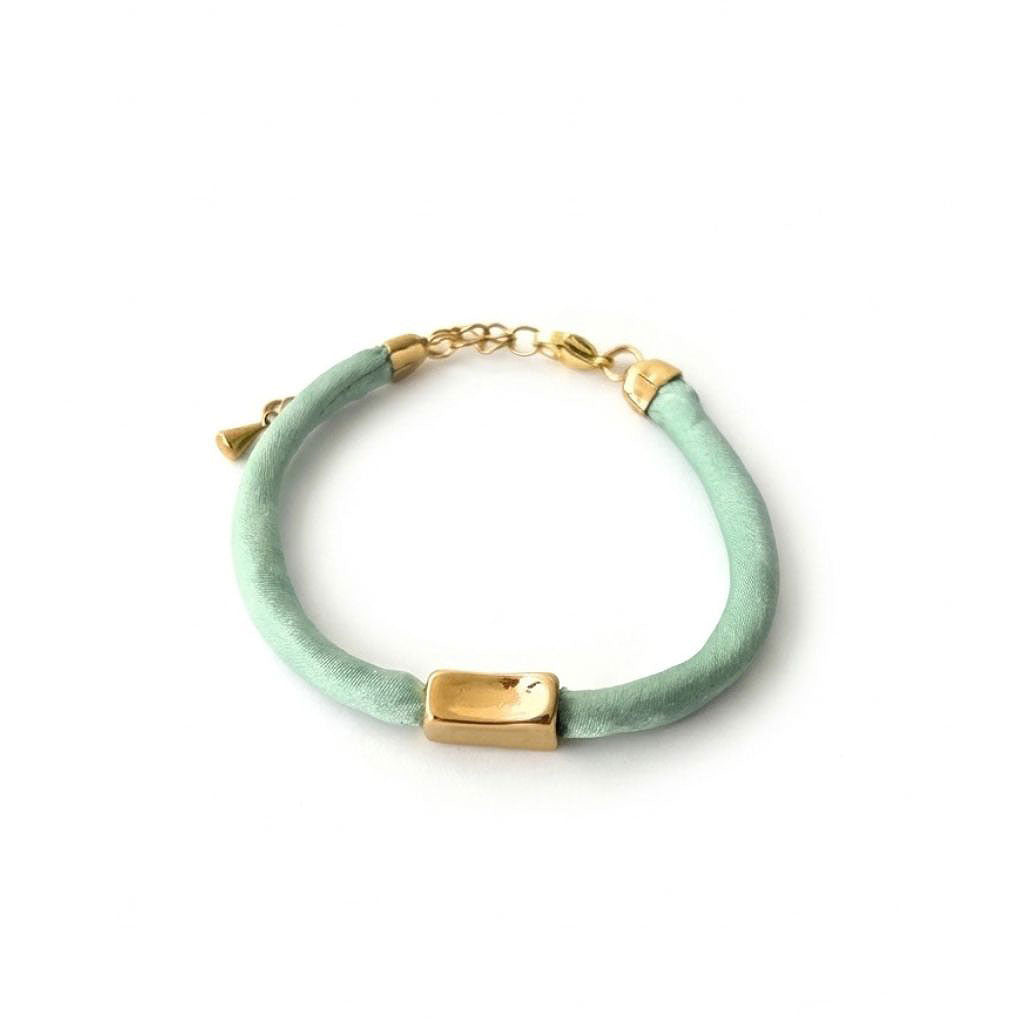 Pulsera de seda verde menta con tubo desigual de acero dorado y alargador