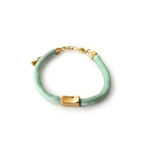 Pulsera de seda verde menta con tubo desigual de acero dorado y alargador