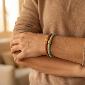 Pulseras en seda y acero color verde menta y color coral suave