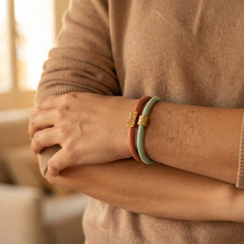 Pulseras en seda y acero color verde menta y color coral suave