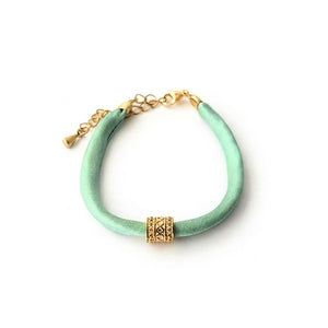 Pulsera de seda verde con cilindro grabado de acero dorado.